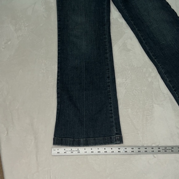 Levi’s “Perfectly Slimming” Blue Jeans Size 8 Medium - Picture 3 of 12